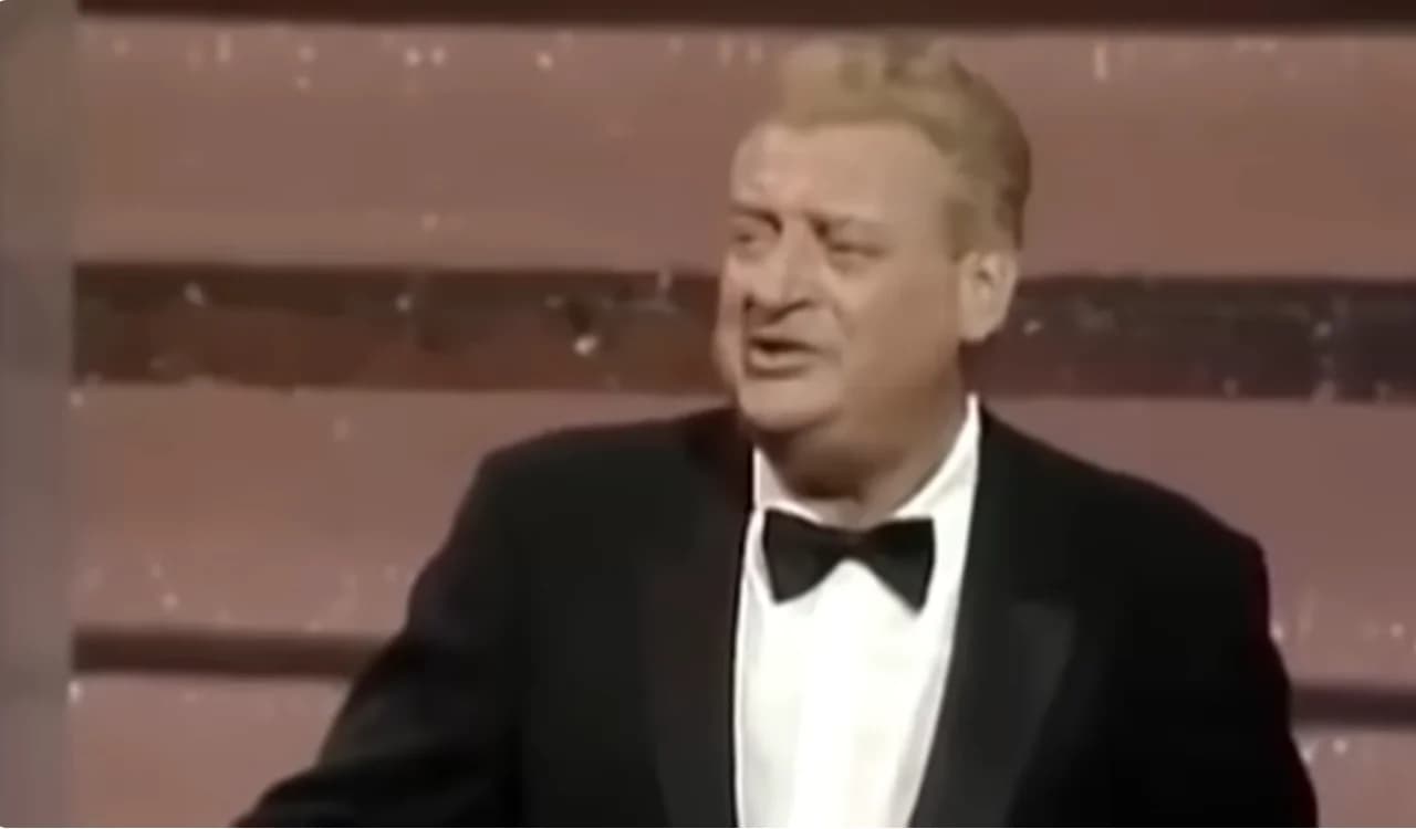 loi.RODNEY DANGERFIELD DIDN’T JUST PRESENT AN OSCAR — HE TURNED THE STAGE INTO A COMEDY CLUB!